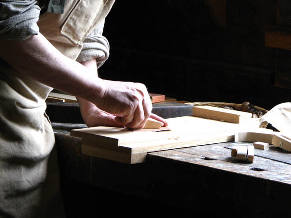 Ofrecemos un servicio de <strong>carpintería  de madera y ebanistería en Humilladero</strong> adaptado a las necesidades del <strong>cliente</strong>.